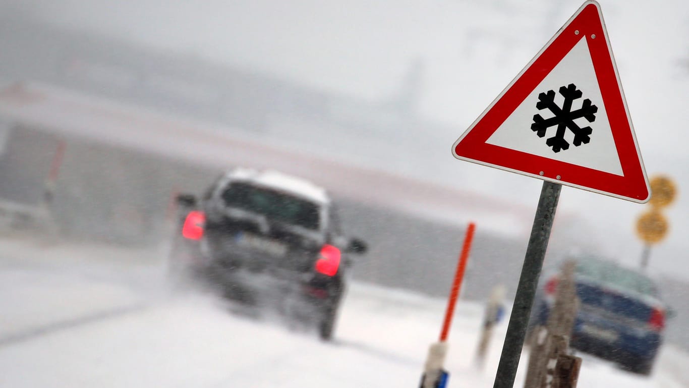 Dichtes Schneetreiben im bayerischen Ruderatshofen: Das erwartete Verkehrschaos ist bislang ausgeblieben.