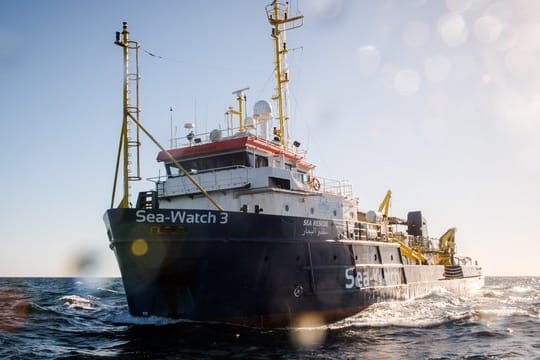 Das Schiff Sea-Watch 3 vor der libyschen Küste.