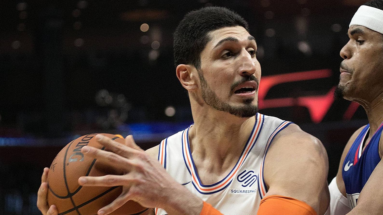 Enes Kanter (l.) von den New York Knicks hat ein Spiel seines Teams in London aus Angst vor dem türkischen Präsidenten Recep Tayyip Erdogan abgesagt.