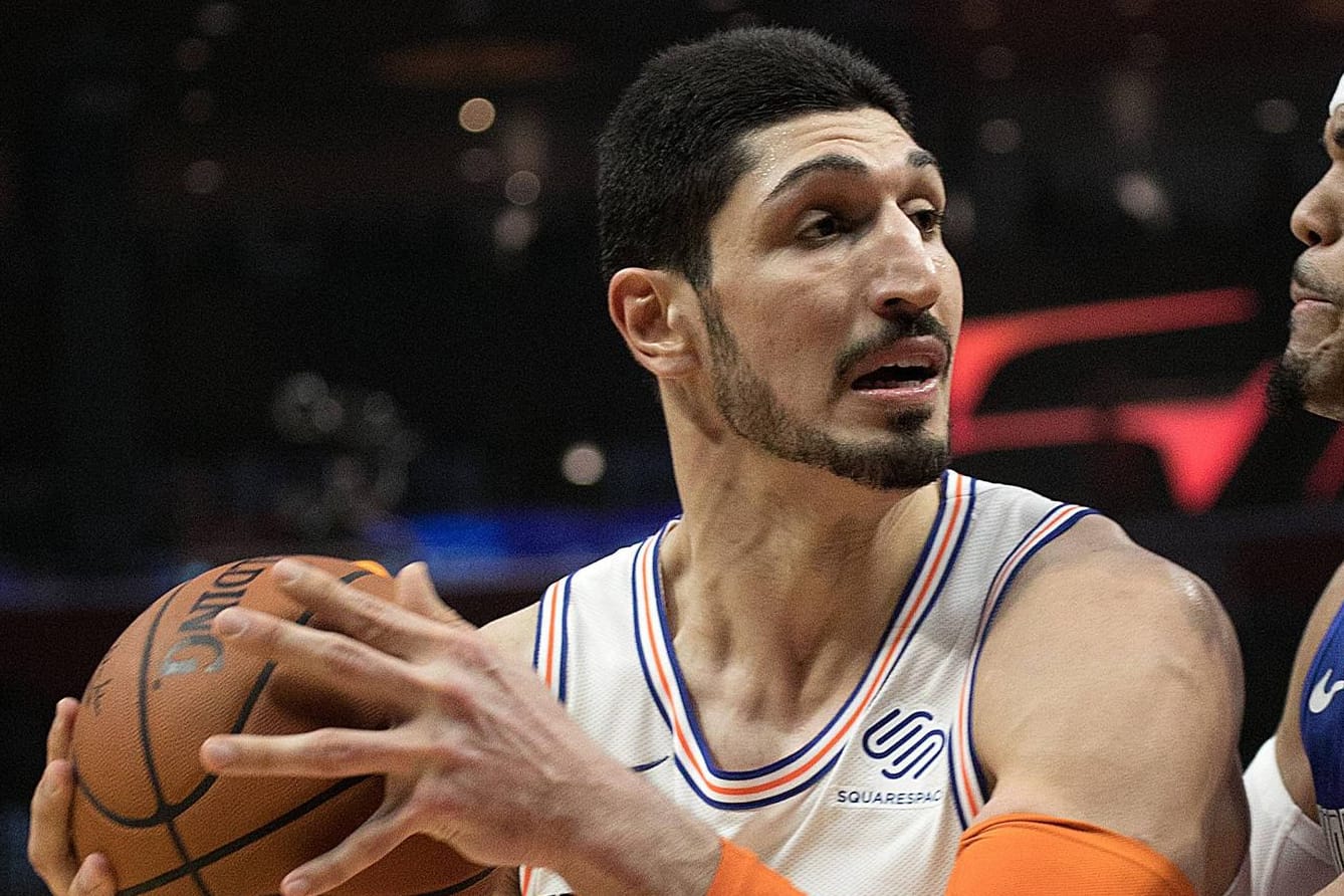 Enes Kanter (l.) von den New York Knicks hat ein Spiel seines Teams in London aus Angst vor dem türkischen Präsidenten Recep Tayyip Erdogan abgesagt.