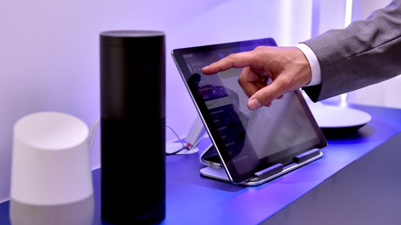 Die Lautsprecher Google Assistant und Amazon Echo, ausgestattet mit der Sprachassistentin Alexa, stehen auf der Internationalen Funkausstellung IFA.