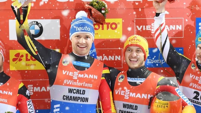 Toni Eggert (l) und Sascha Benecken feiern ihren Sieg am Königssee.