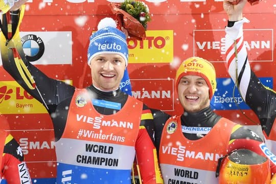 Toni Eggert (l) und Sascha Benecken feiern ihren Sieg am Königssee.