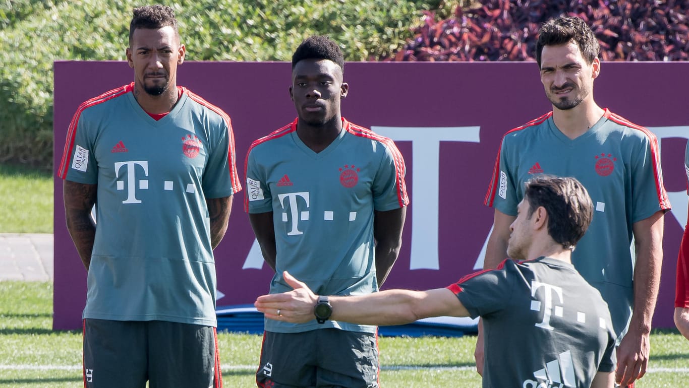 Anweisungen an seine Spieler: FCB-Trainer Niko Kovac (2. v. r.) mit Jérôme Boateng, Alphonso Davies und Mats Hummels.