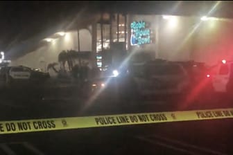 Polizeiwagen mit Blaulicht vor einer Bowling-Halle in Torrance: Dort sind mehrere Menschen durch Schüsse getötet und verletzt worden.
