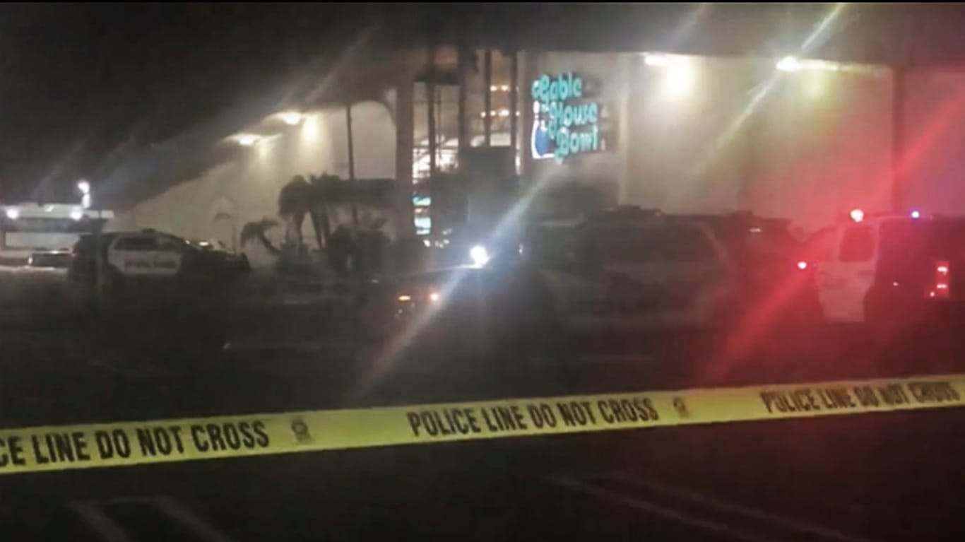 Polizeiwagen mit Blaulicht vor einer Bowling-Halle in Torrance: Dort sind mehrere Menschen durch Schüsse getötet und verletzt worden.