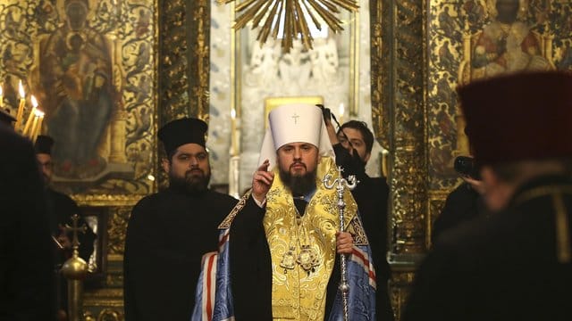 Epiphanius (M), Oberhaupt der neuen Orthodoxen Kirche der Ukraine, kommt zu einem Treffen in der Georgskathedrale, bei dem die Unabhängigkeit der ukrainischen Kirche unterzeichnet wird.