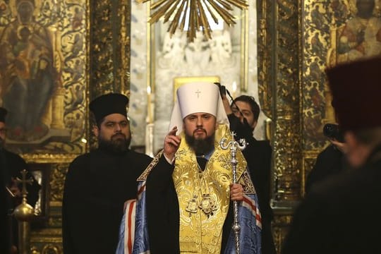 Epiphanius (M), Oberhaupt der neuen Orthodoxen Kirche der Ukraine, kommt zu einem Treffen in der Georgskathedrale, bei dem die Unabhängigkeit der ukrainischen Kirche unterzeichnet wird.