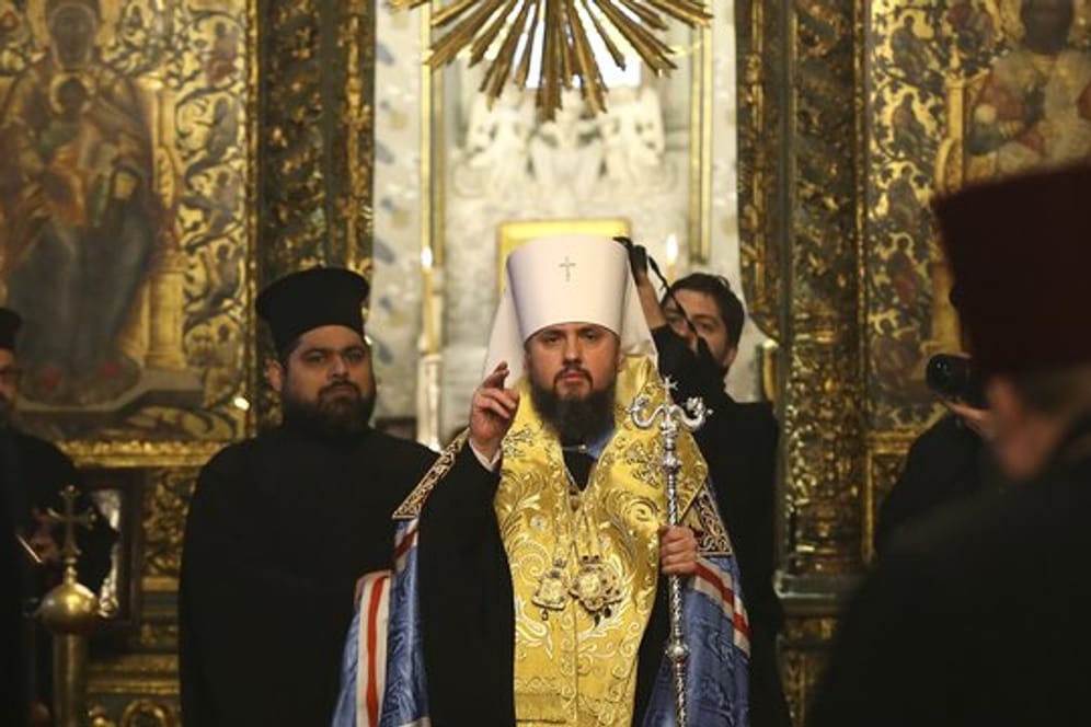 Epiphanius (M), Oberhaupt der neuen Orthodoxen Kirche der Ukraine, kommt zu einem Treffen in der Georgskathedrale, bei dem die Unabhängigkeit der ukrainischen Kirche unterzeichnet wird.