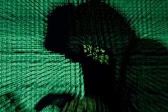 Symbolische Darstellung eines Hackerangriffs: Im November kamen Unbekannte an Daten von etwa 500 Millionen Hotelgästen. Jetzt gibt es neue Informationen zum Fall.