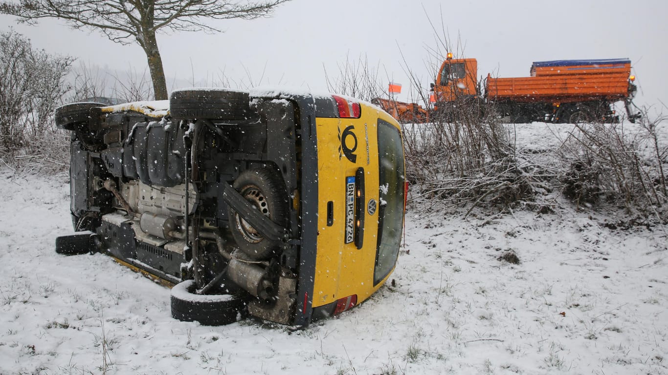 Unfall in Baden-Württemberg: Glatteis und Schnee führten bereits am Morgen zu zahlreichen Unfällen.