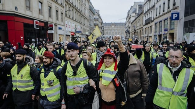 Massenproteste der "Gelbwesten" hatten die Mitte-Regierung und Macron in den vergangenen zwei Monaten erheblich unter Druck gesetzt. Massenproteste der "Gelbwesten" hatten die Mitte-Regierung und Macron in den vergangenen zwei Monaten erheblich unter Druck gesetzt.