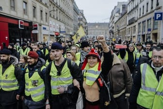 Massenproteste der "Gelbwesten" hatten die Mitte-Regierung und Macron in den vergangenen zwei Monaten erheblich unter Druck gesetzt.