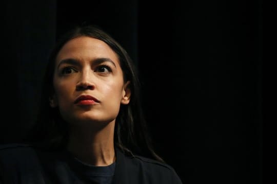 Alexandria Ocasio-Cortez nimmt ihre Kritiker aufs Korn.