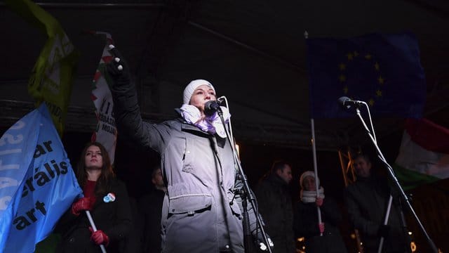 Anett Bosz, Geschäftsführerin der Ungarischen Liberalen Partei, spricht bei einer Kundgebung vor dem Parlamentsgebäude. Anett Bosz, Geschäftsführerin der Ungarischen Liberalen Partei, spricht bei einer Kundgebung vor dem Parlamentsgebäude.