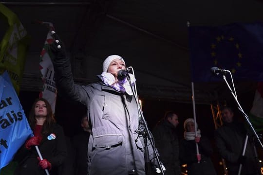 Anett Bosz, Geschäftsführerin der Ungarischen Liberalen Partei, spricht bei einer Kundgebung vor dem Parlamentsgebäude.