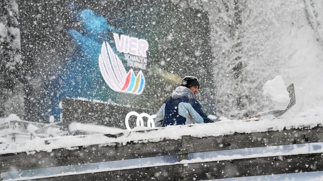 Auf die Skispringer wartet nach der abgesagten Qualifikation ein langer Finaltag. Auf die Skispringer wartet nach der abgesagten Qualifikation ein langer Finaltag.