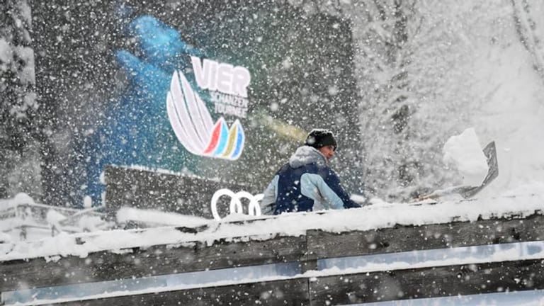 Auf die Skispringer wartet nach der abgesagten Qualifikation ein langer Finaltag.