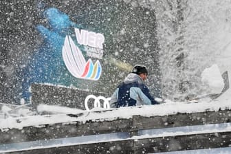 Auf die Skispringer wartet nach der abgesagten Qualifikation ein langer Finaltag.