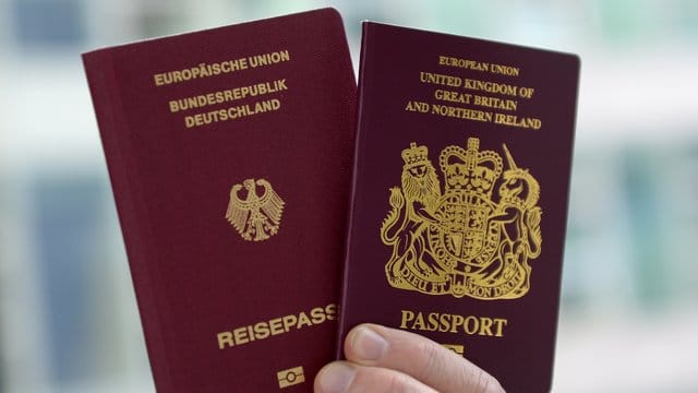 Ein deutscher und ein britischer Reisepass. Ein deutscher und ein britischer Reisepass.