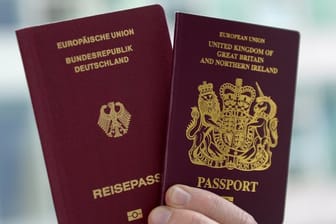 Ein deutscher und ein britischer Reisepass.