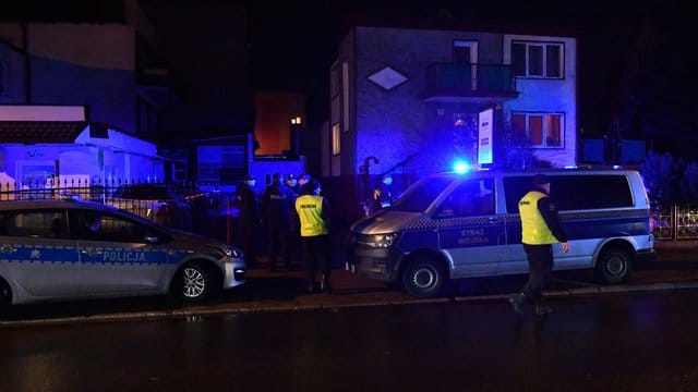 Polizeifahrzeuge und Polizisten vor dem Ort des Unglücks.