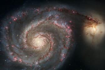 Die Whirlpool-Galaxie (M51a) und die Begleitgalaxie (M51b).