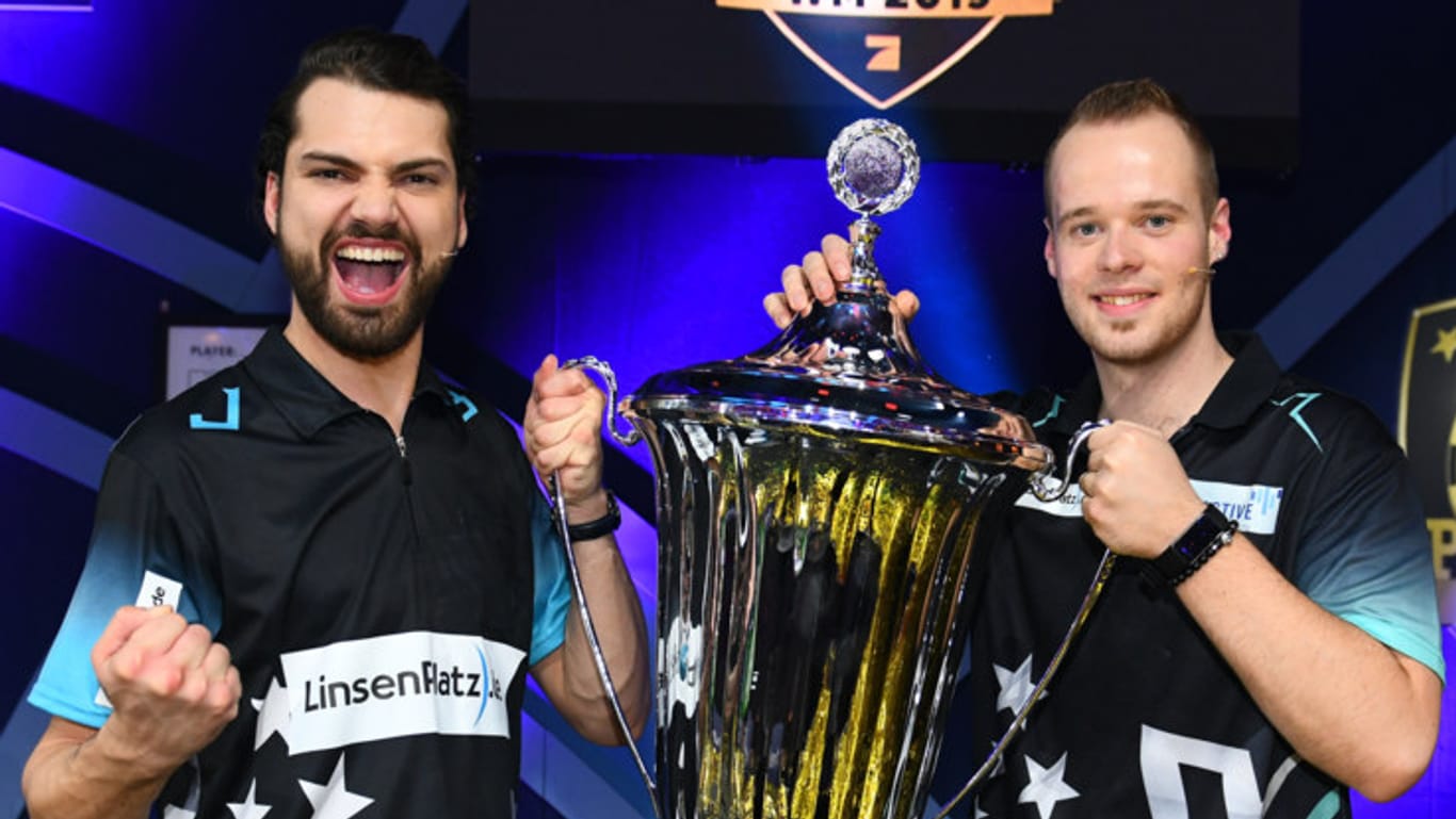 "Promi Darts WM 2019": Jimi Blue Ochsenknecht und Max Hopp freuen sich über den Sieg.