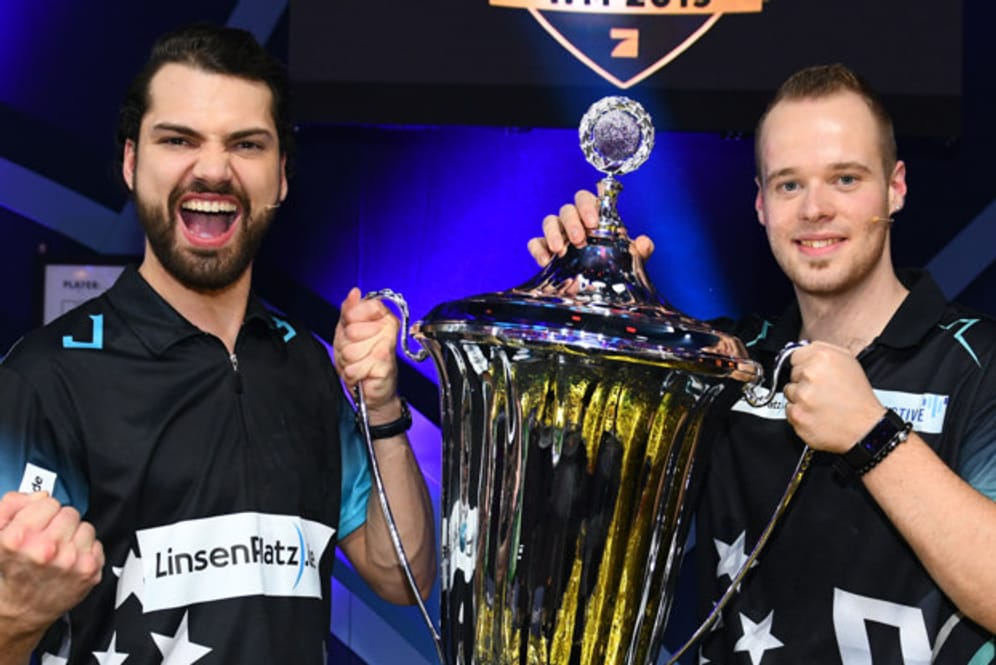 "Promi Darts WM 2019": Jimi Blue Ochsenknecht und Max Hopp freuen sich über den Sieg.