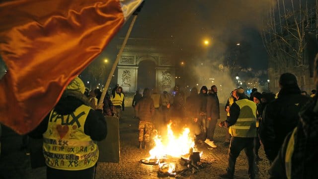 Demonstranten auf der Champs-Elysees.
