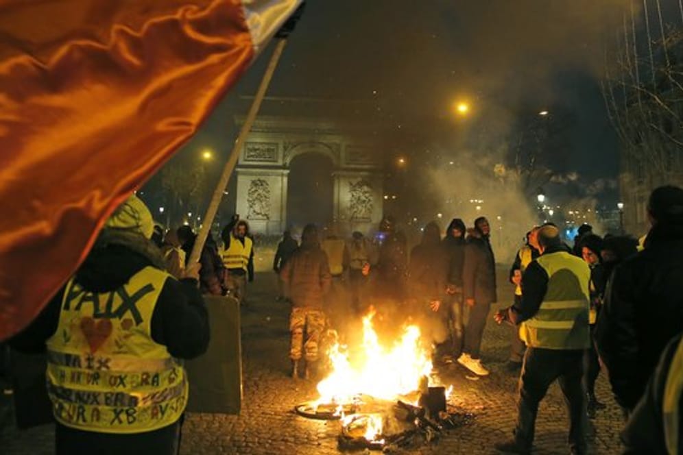 Demonstranten auf der Champs-Elysees.