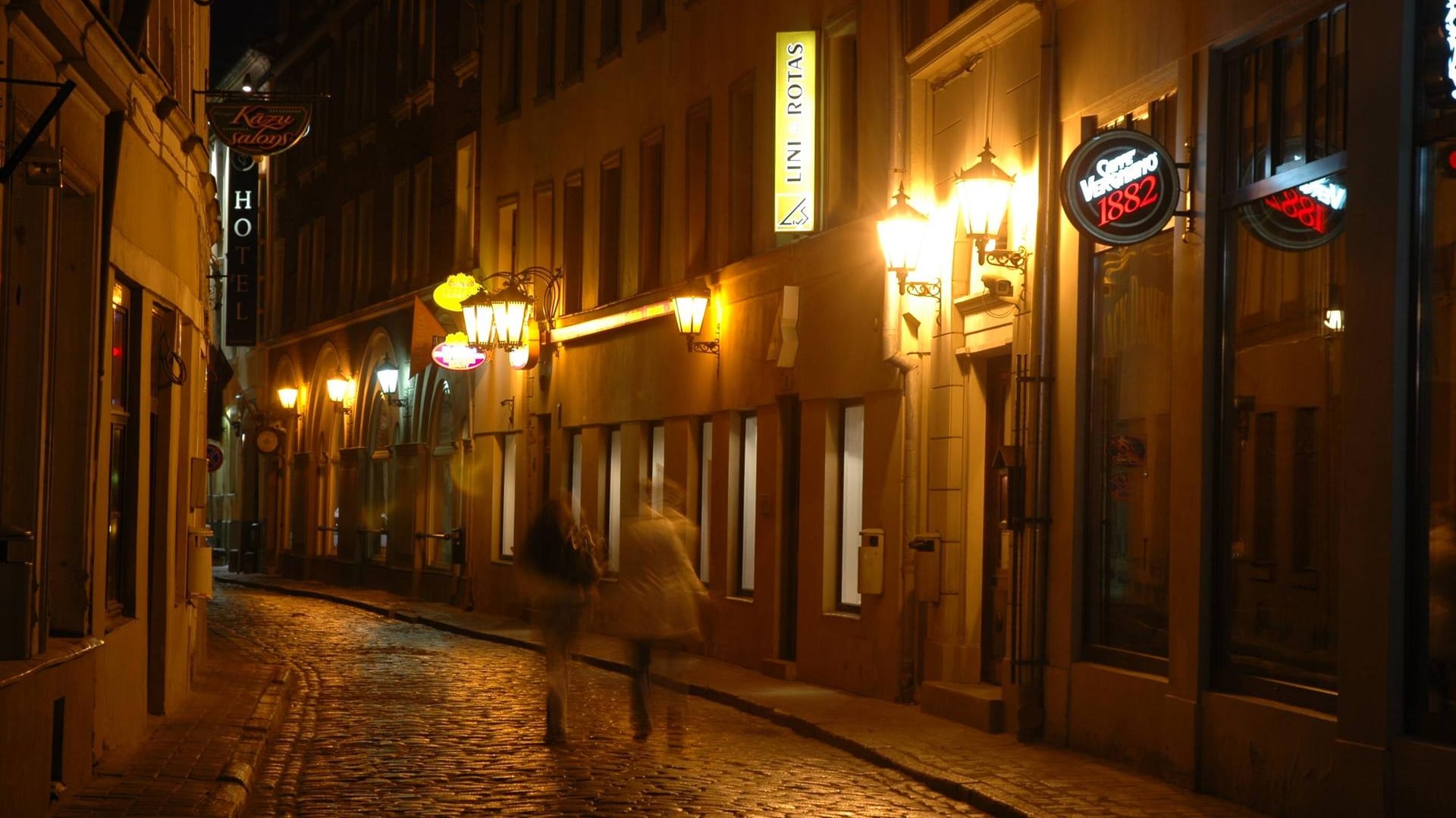 Romantisch: Eine Gasse in der Altstadt von Riga bei Nacht.
