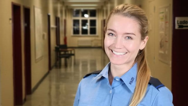 Die Polizeianwärterin Helena wirbt für ihren Beruf.