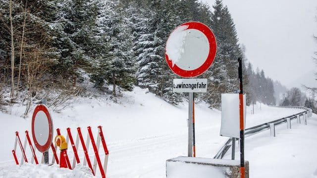 Eine Straßensperre aufgrund der hohen Lawinengefahr am Sölkpass im Raum Sankt Nikolai in Österreich. Eine Straßensperre aufgrund der hohen Lawinengefahr am Sölkpass im Raum Sankt Nikolai in Österreich.