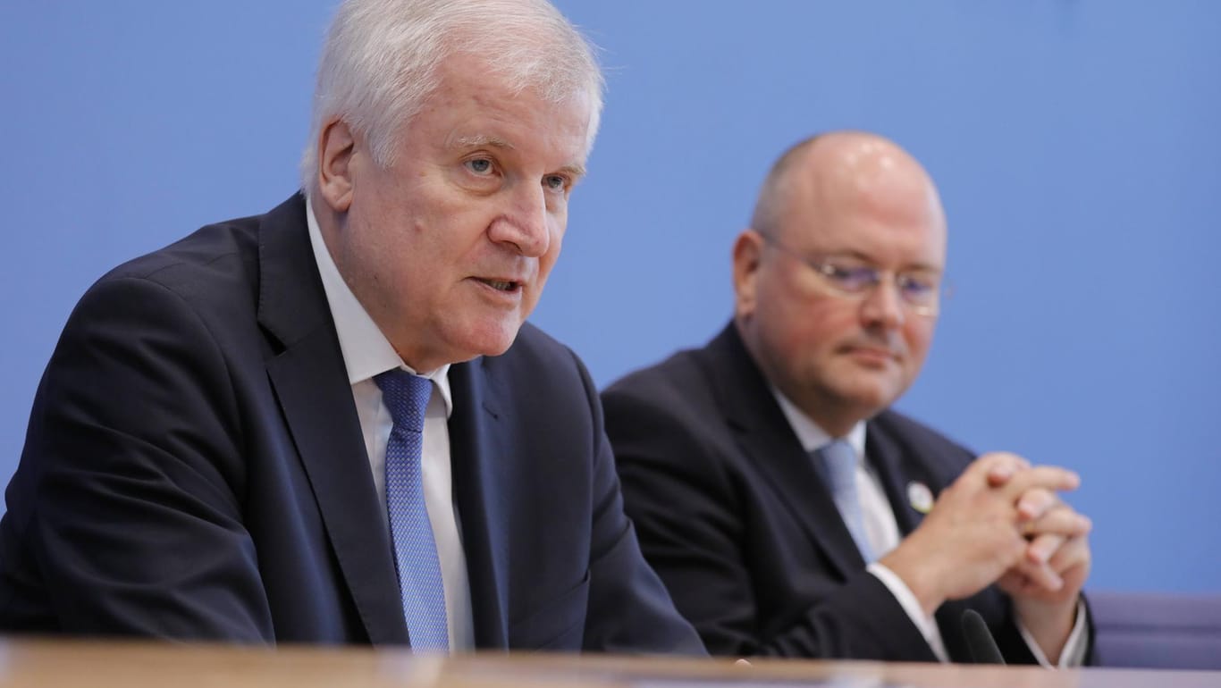 Bundesinnenminister Horst Seehofer (l., CSU) und BSI-Präsident Arne Schönbohm: Wer wusste wann was über den Datendiebstahl bei Politikern und Prominenten?