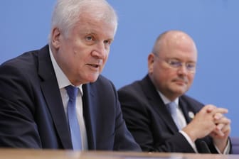 Bundesinnenminister Horst Seehofer (l., CSU) und BSI-Präsident Arne Schönbohm: Wer wusste wann was über den Datendiebstahl bei Politikern und Prominenten?