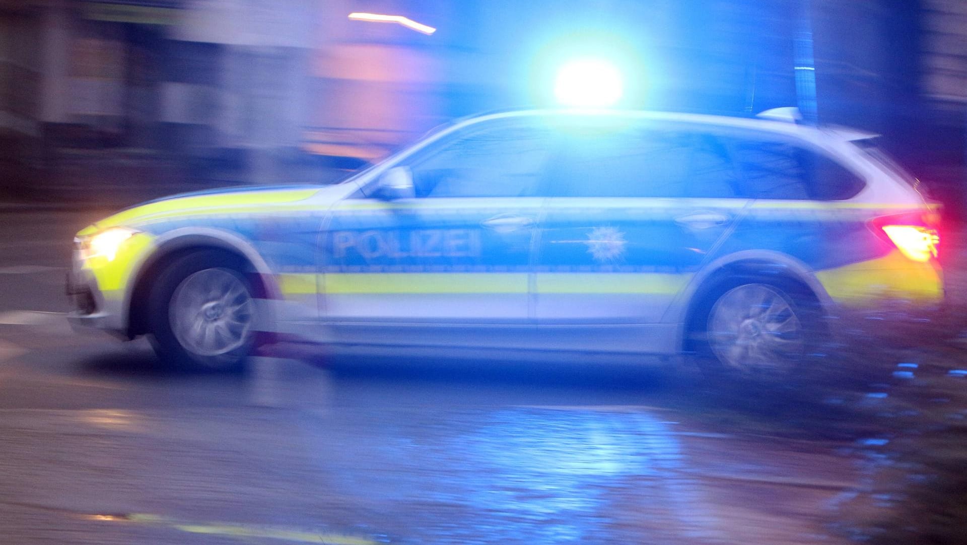 Einsatzwagen der Polizei: Der verdächtige 16-Jährige schweigt bislang zu den Vorwürfen. Einsatzwagen der Polizei: Der verdächtige 16-Jährige schweigt bislang zu den Vorwürfen.