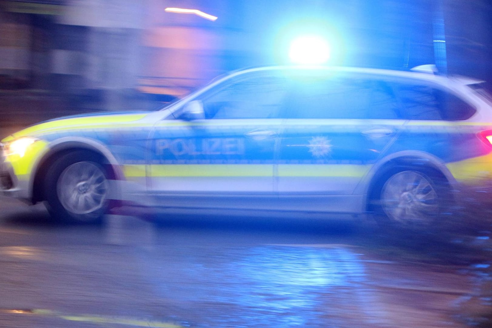 Einsatzwagen der Polizei: Der verdächtige 16-Jährige schweigt bislang zu den Vorwürfen.