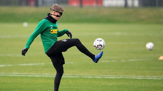 Maskenmann: Matthias Ginter ist zurück im Gladbacher Mannschaftstraining. Maskenmann: Matthias Ginter ist zurück im Gladbacher Mannschaftstraining.