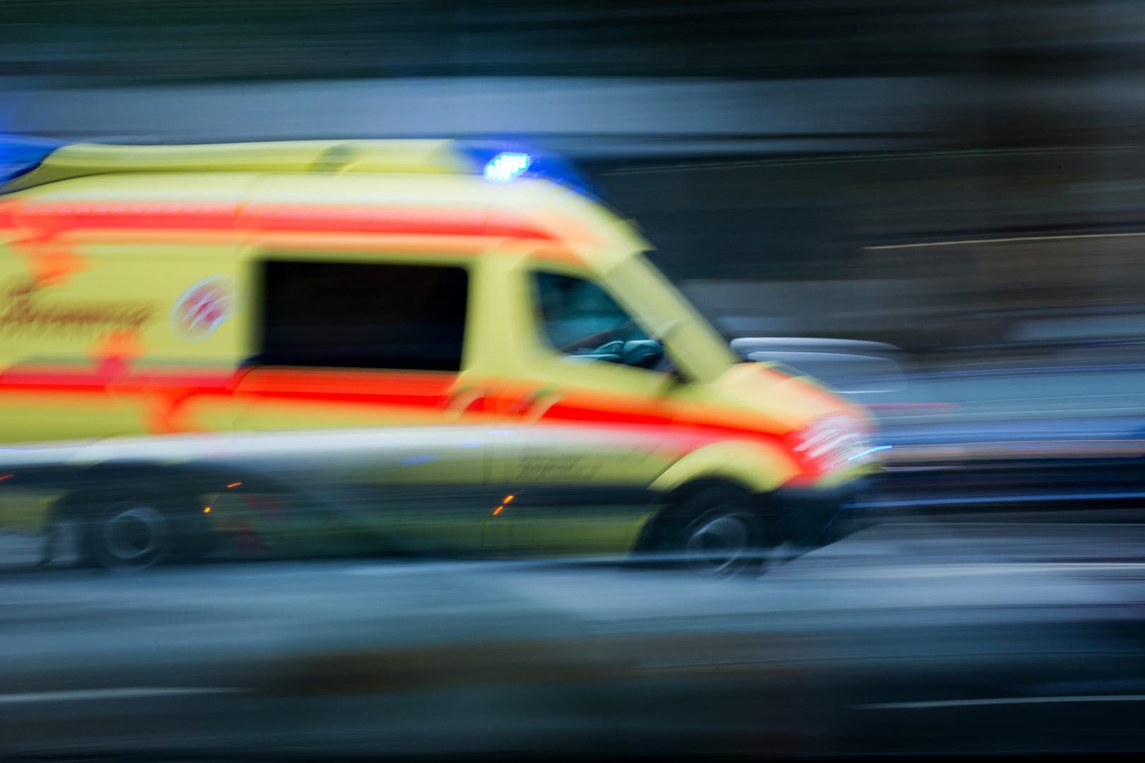 Einen Rettungswagen auf dem Weg zum Einsatz: In Bayern starb eine Frau in der Nacht bei einem Unfall – der Fahrer flüchtete.