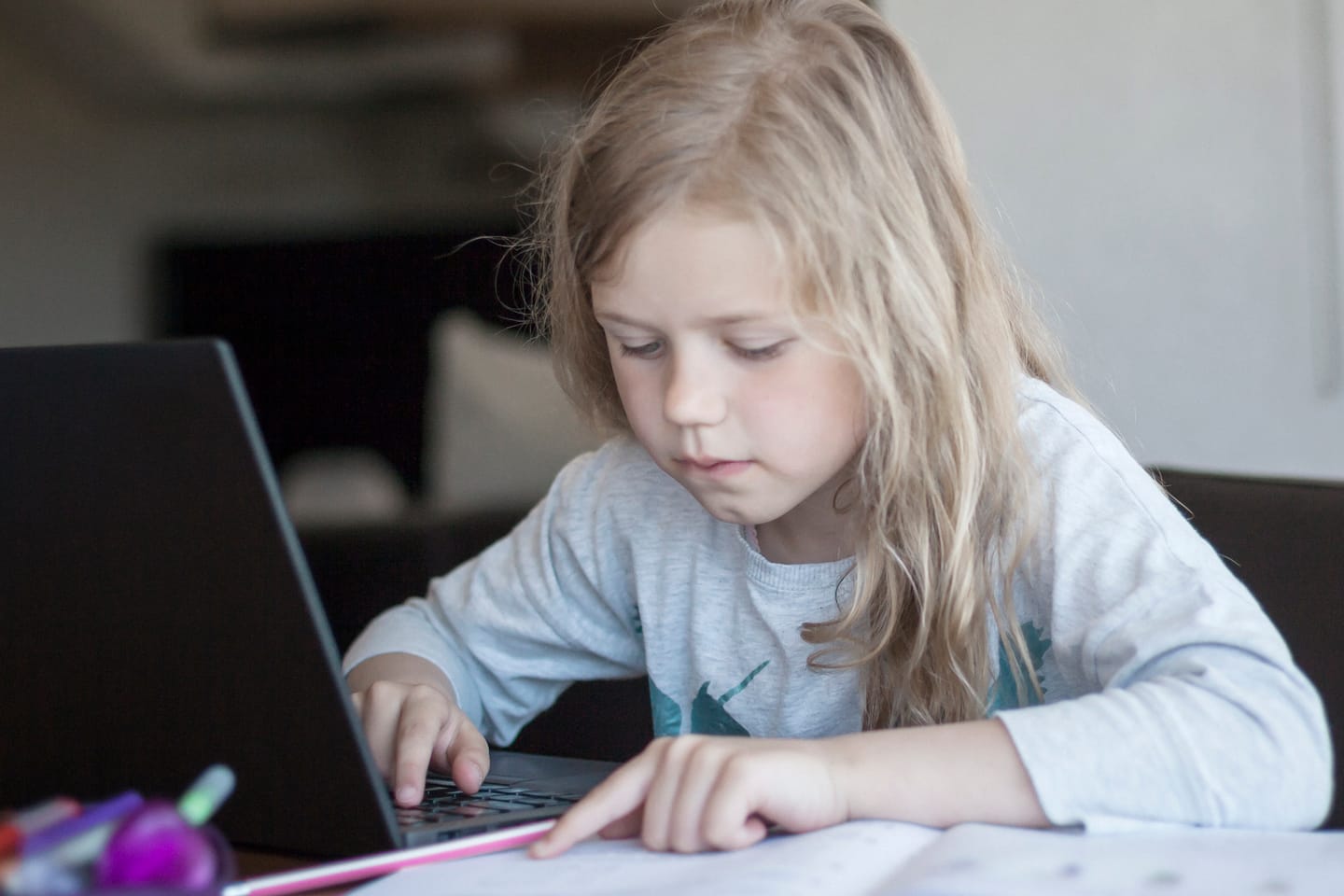 Ein Mädchen lernt vor einem Rechner (Symbolbild): Die Web-Individualschule gibt Unterricht per Skype.