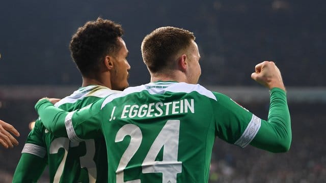 Werders Johannes Eggestein (r) erzielte vor dem Spielabbruch das einzige Tor. Werders Johannes Eggestein (r) erzielte vor dem Spielabbruch das einzige Tor.