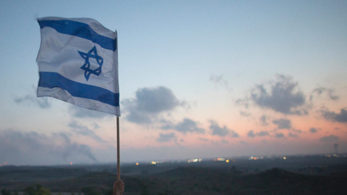 Eine israelische Flagge im Abendrot: Der Geheimdienst hat mehrere Jugendliche festgenommen, sie sollen eine achtfache Mütter getötet haben.