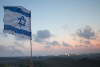 Eine israelische Flagge im Abendrot: Der Geheimdienst hat mehrere Jugendliche festgenommen, sie sollen eine achtfache Mütter getötet haben.