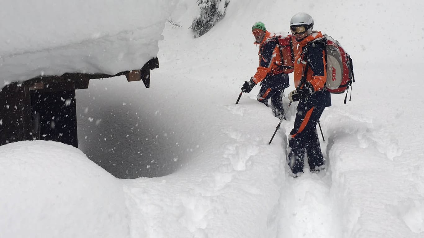 Zwei Bergretter auf dem Weg zu einem verirrten Snowboarder: In den Alpen führen die Schneemassen zu großer Gefahr für Touristen.