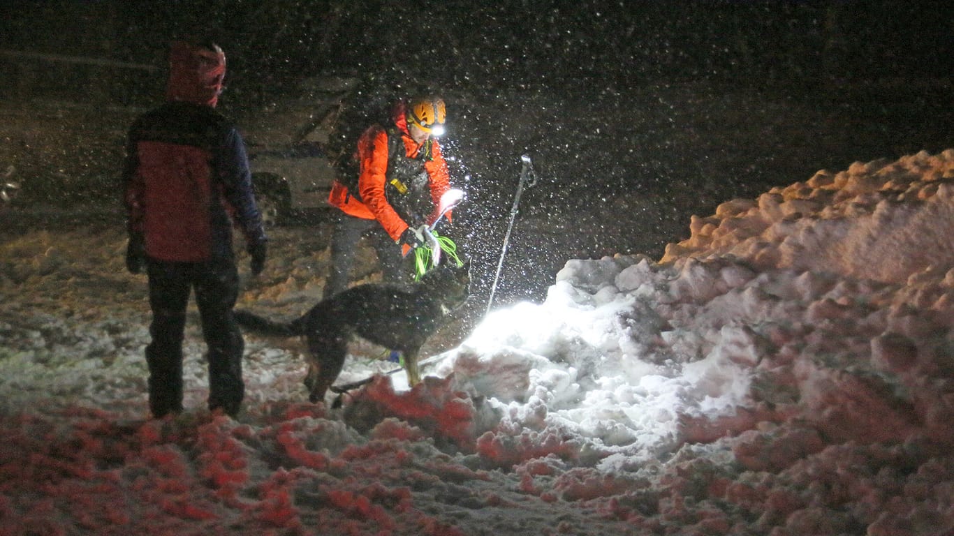 Rettungsversuch am Teisenberg in Bayern: Bei dem Lawinenabgang starb eine junge Skifahrerin.