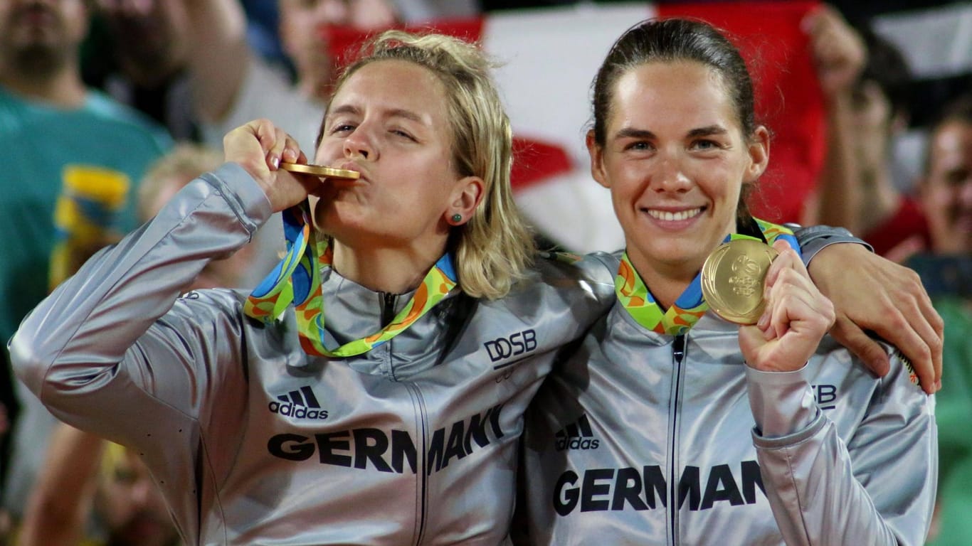 Der größte Moment ihrer Karriere: Kira Walkenhorst (rechts) und Laura Ludwig mit ihrer Goldmedaille in Rio de Janeiro.