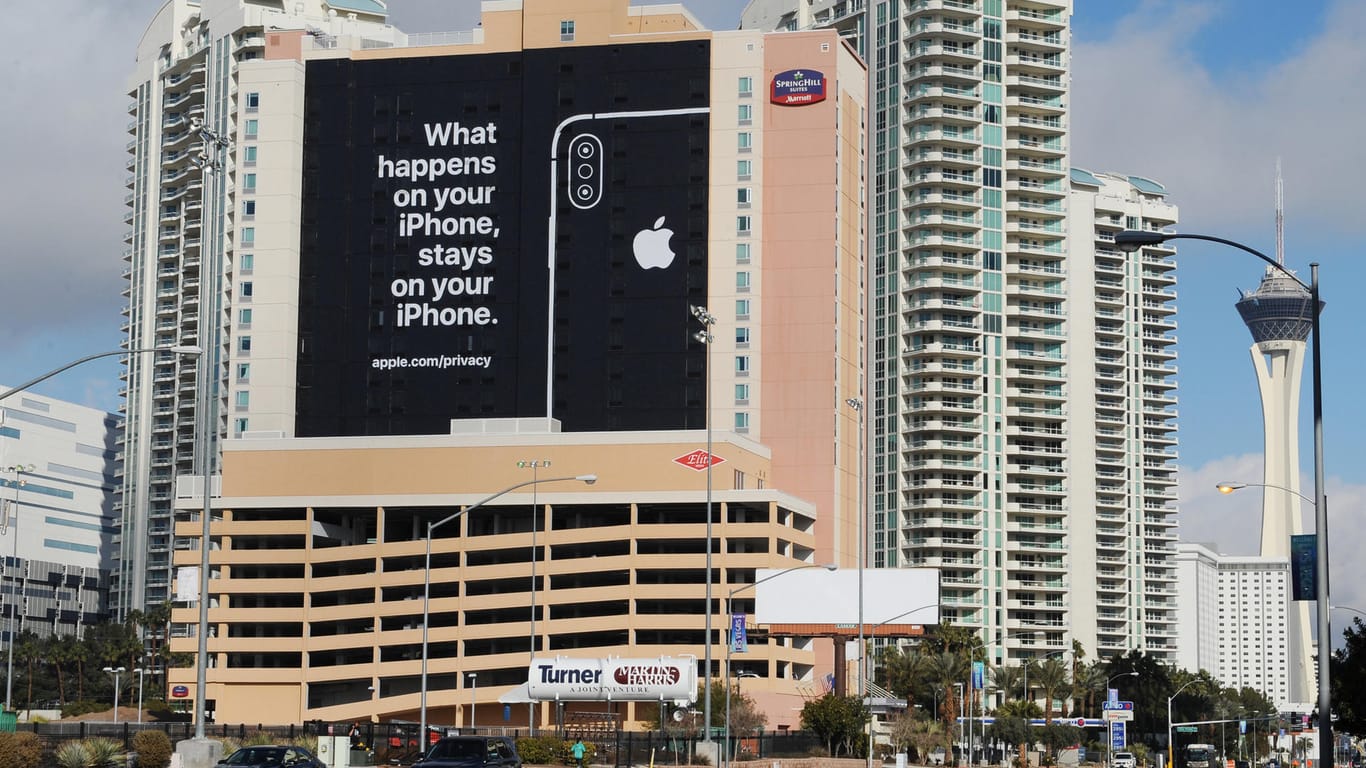 Apple-Werbung vor dem CES-Gelände: Der iPhone-Konzern ist auf der Messe nicht dabei, wirbt aber für Datenschutz.