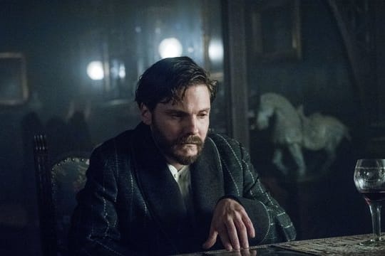 Daniel Brühl soll in "The Alienist" eine Mordserie aufklären.