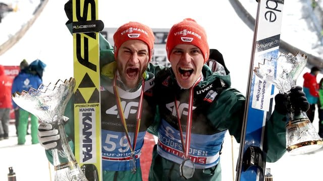 Der zweitplatzierte Markus Eisenbichler (l) und der drittplatzierte Stephan Leyhe.